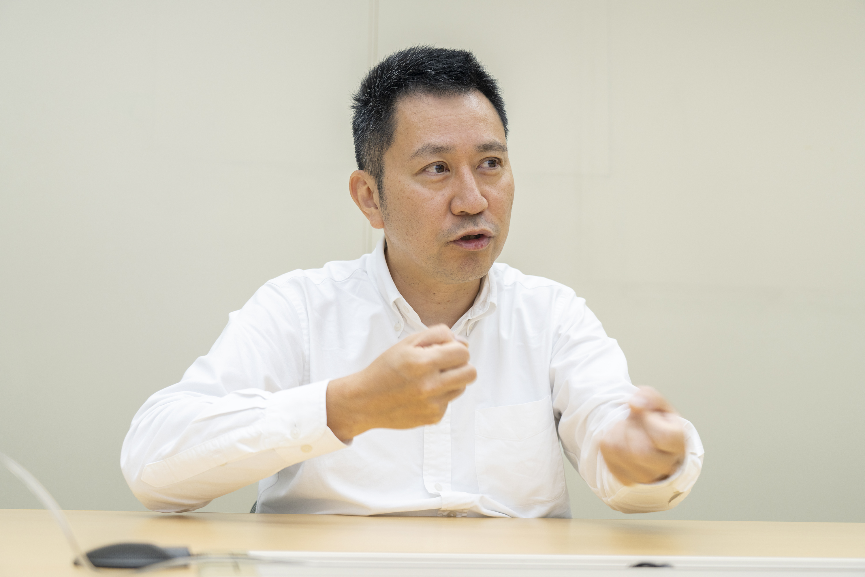 後藤社長が身振り手振りを交えて説明している