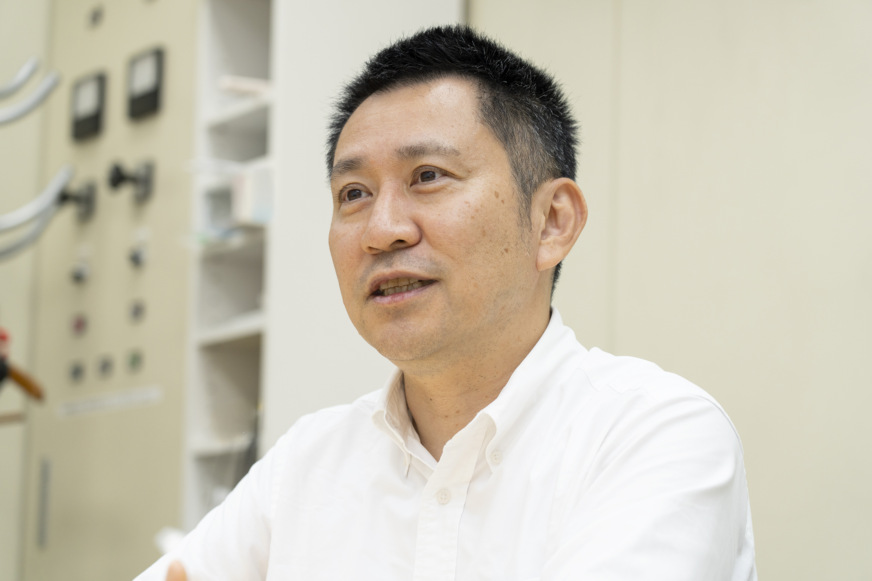 後藤社長がじっと見つめながら説明している