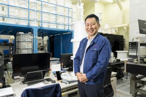 オフィス兼工場にてにこやかに立つ後藤社長