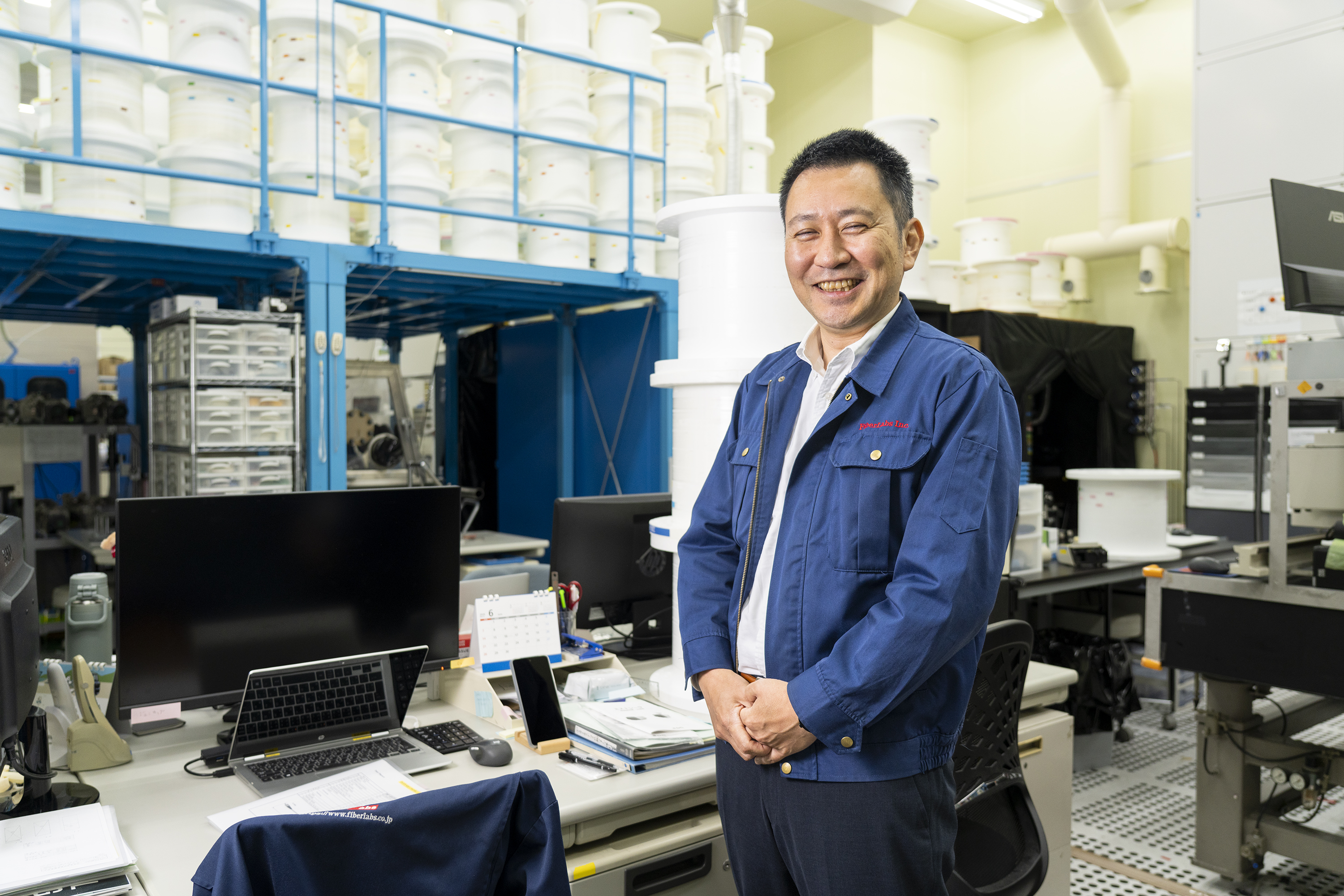 オフィス兼工場にてにこやかに立つ後藤社長