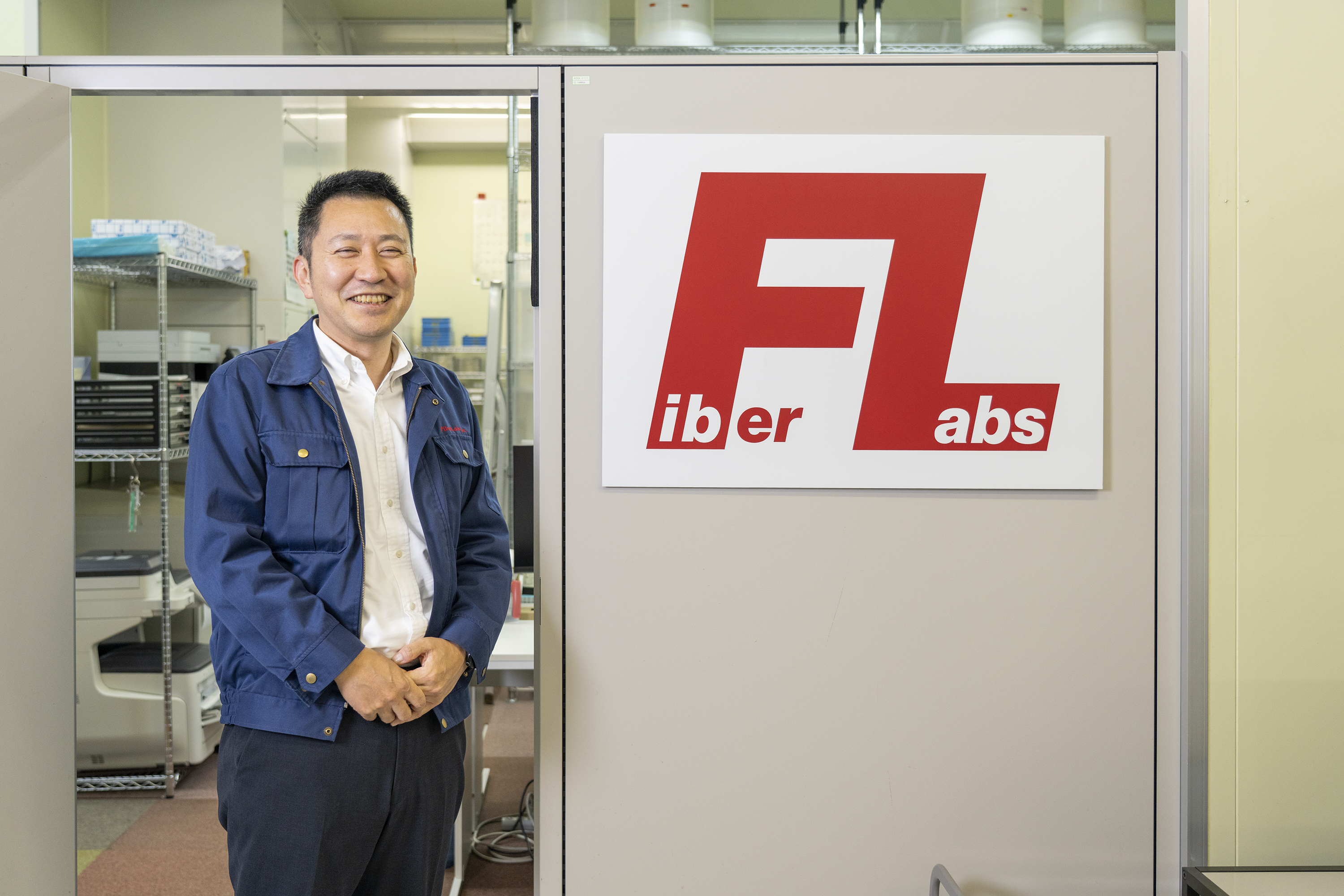 オフィスの玄関でにこやかな後藤社長
